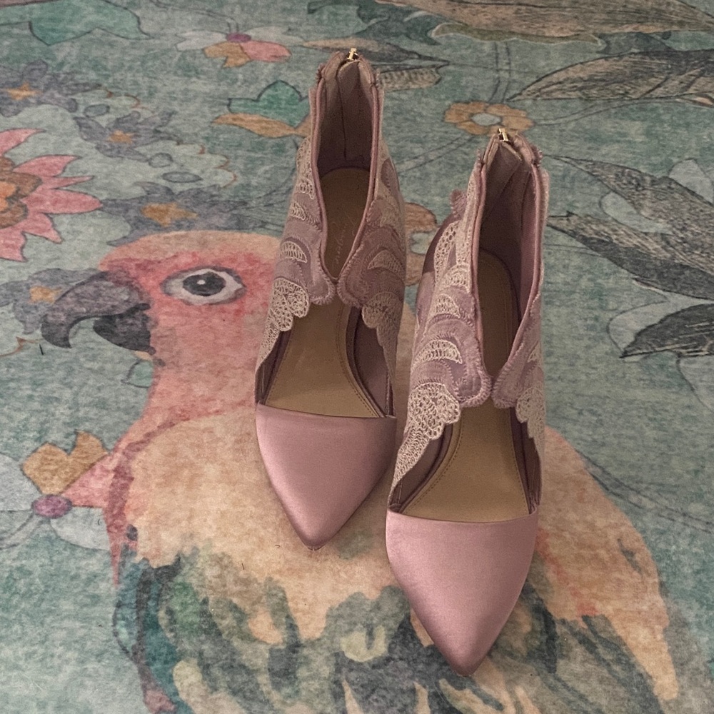 Elegant Lace Women's Shoes in Powder Purple size 6.5 /36.5